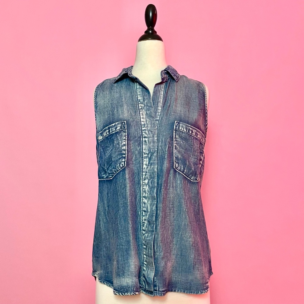 Cloth & Stone Sleeveless Chambray Button Down Top